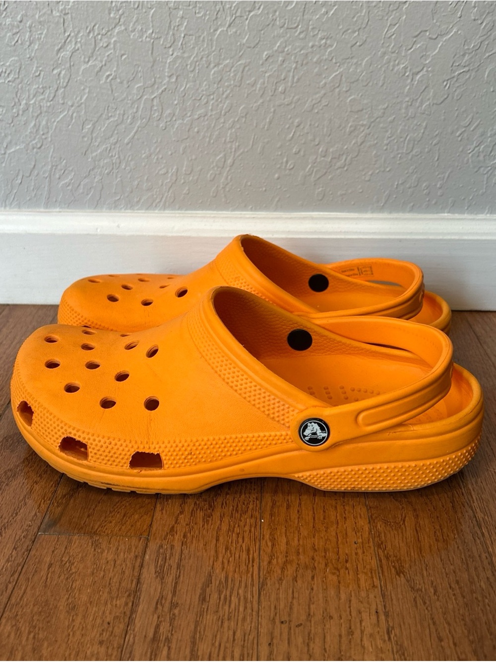 Crocs Classic Clogs Slip On Shoes Men’s Size 9 Women’s Size 11 Orange